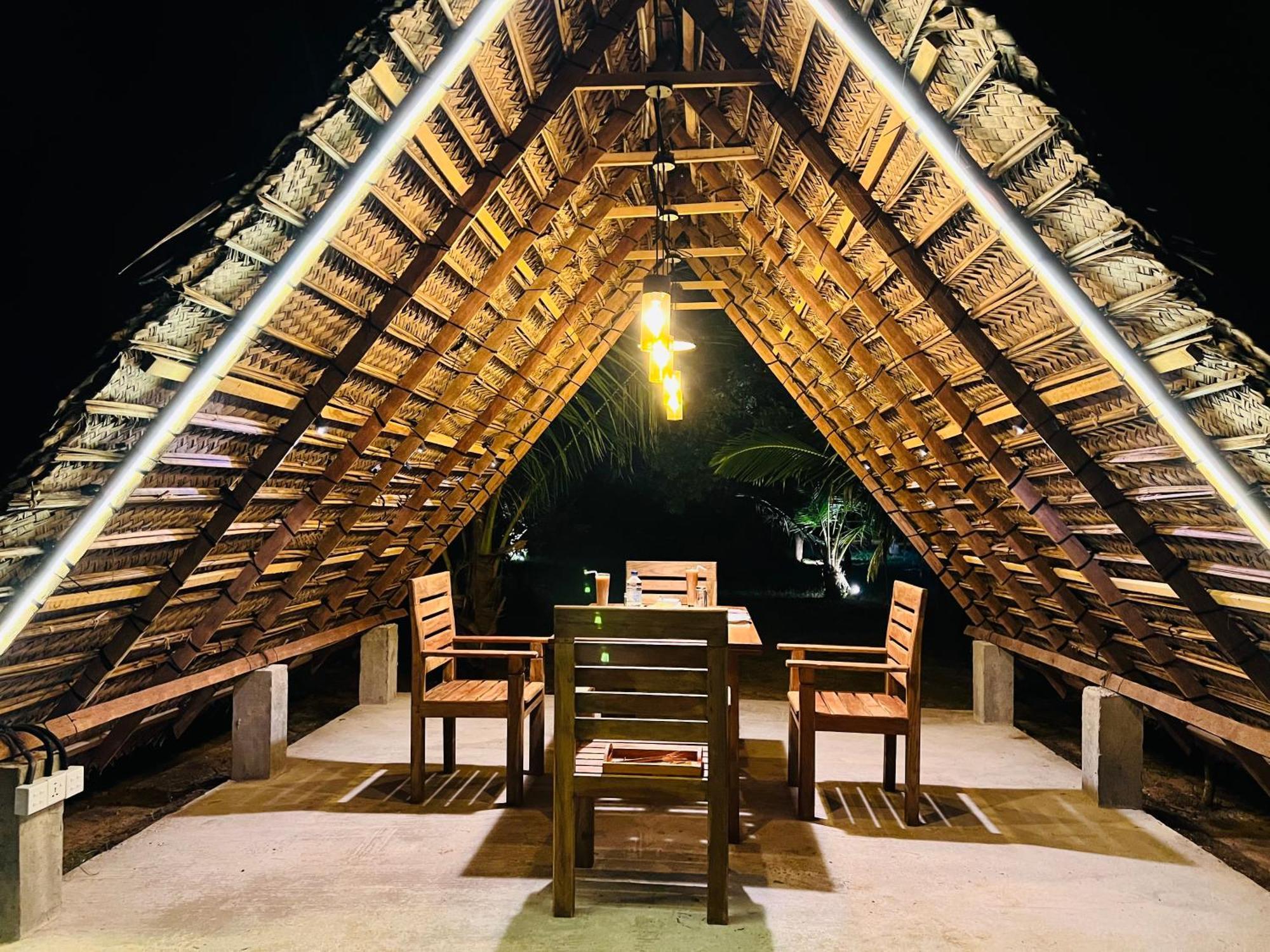 Kingfisher Beach Resort-Yala Kirinda  Exterior photo