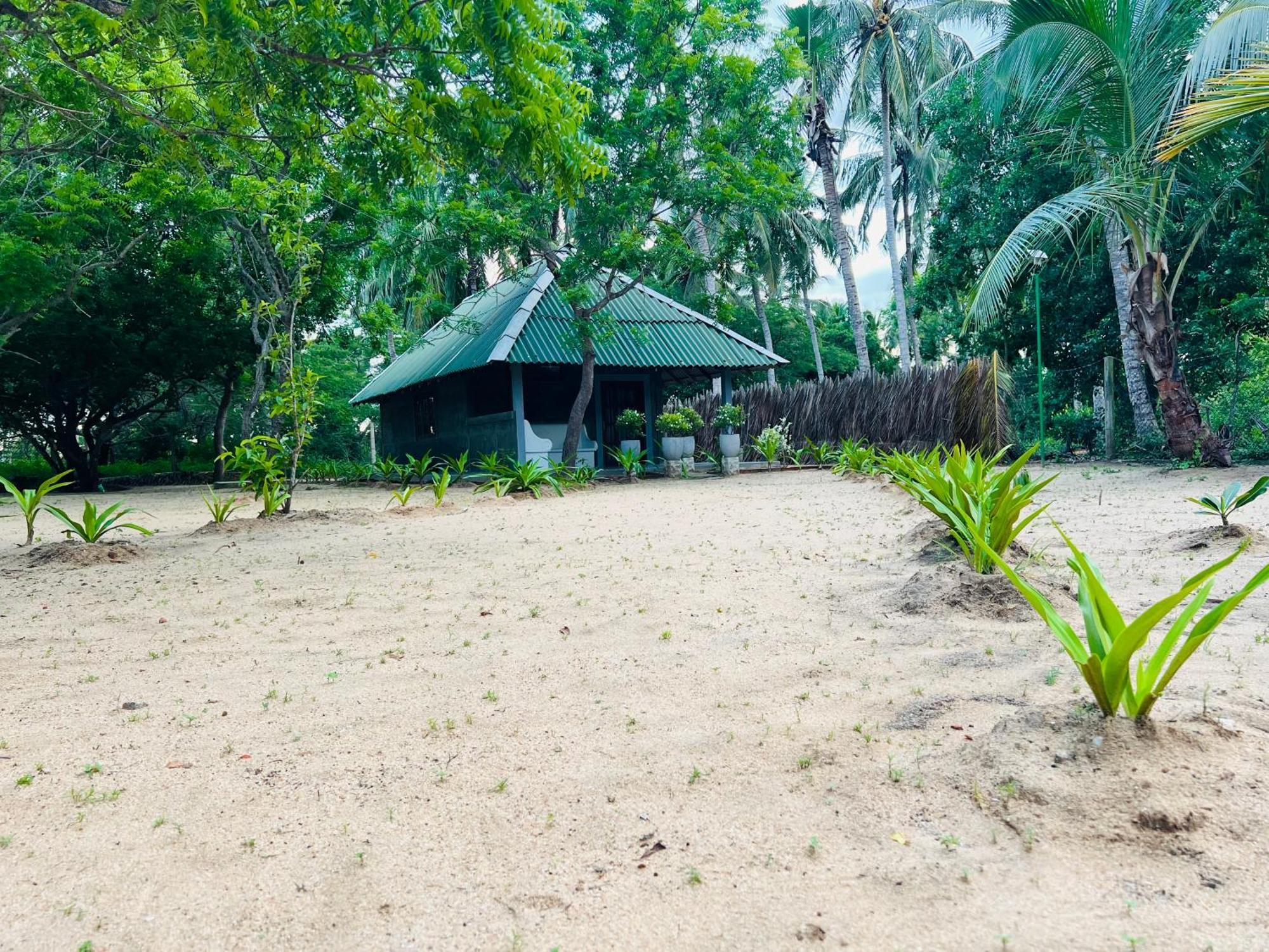 Kingfisher Beach Resort-Yala Kirinda  Exterior photo